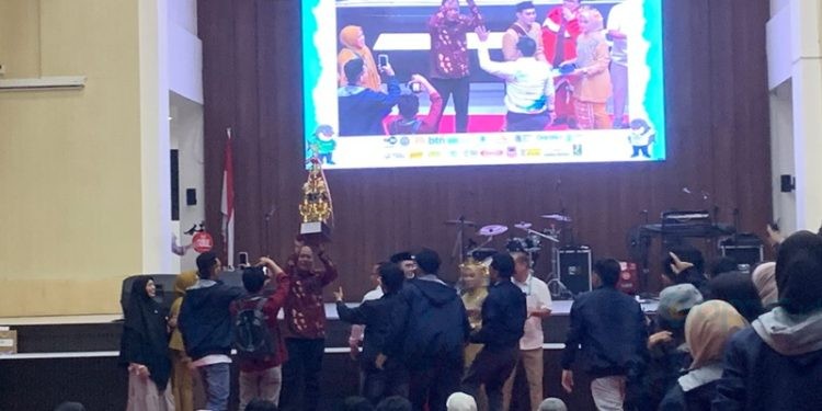 Pekan Olahraga dan Seni Mahasiswa Kesehatan (PORNIMAKES) SUMAPUA ke-V resmi ditutup di Poltekes Gorontalo, Rabu (30/7/2025)