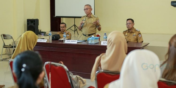 Wakil Bupati Pohuwato, Iwan Adam, memberikan sambutan kegiatan PUSRA, berlangsung di ruan rapat gunung pani, kantor Bupati Pohuwato, Senin (14/07/2025) (Razak Prokopim Pohuwato)