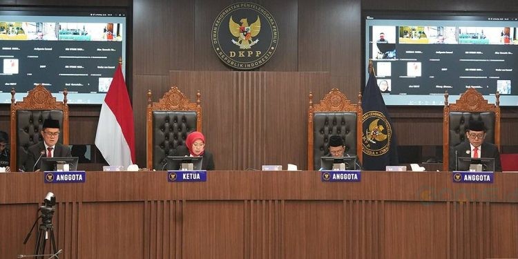 Sidang pembacaan putusan untuk enam perkara dugaan pelanggaran Kode Etik Penyelenggara Pemilu (KEPP) di Ruang Sidang DKPP, Jakarta, Senin (21/7/2025).