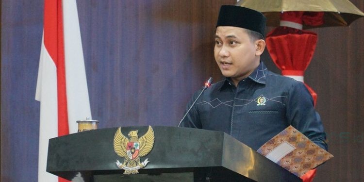 Robin Yusuf membacakan pandangan fraksi PPP pada paripurna pembicaraan tahap akhir,  Senin (28/7/2025) (Foto:Humas)