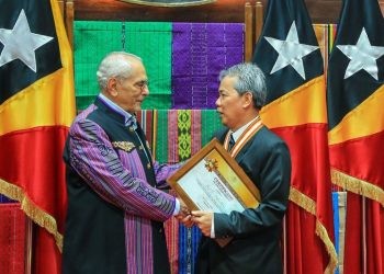 Prof. Dr. Phil. Ikhfan Haris, M.Sc., menerima penghargaan dari Presiden Timor Leste José Manuel Ramos-Horta