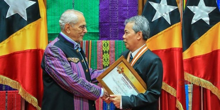 Prof. Dr. Phil. Ikhfan Haris, M.Sc., menerima penghargaan dari Presiden Timor Leste José Manuel Ramos-Horta