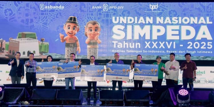 Caption foto
Asosiasi Bank Pembangunan Daerah (Asbanda) dan Bank BPD DIY menggelar penarikan Undian Tabungan Simpeda Periode ke-1 Tahun XXXVI-2025 bertajuk “Kemilau Tabungan Se-Indonesia, Rezeki dari Tanah Istimewa” di Candi Prambanan, Kamis, 7 Agustus 2025.