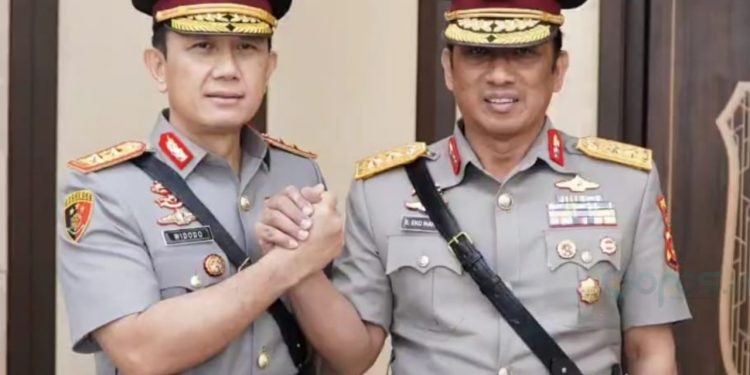 Irjen Pol. Drs. Widodo, S.H., M.H. (kiri) kini dipercaya mengemban amanah sebagai Kapolda Gorontalo, menggantikan Irjen Pol. Drs. Raden Eko Wahyu Prasetyo, S.H. (kanan)