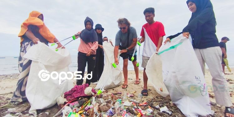 Frank, Turis Asal Selandia Baru Keluarkan Uang Demi Bersihkan Sampah di Wisata Hiu Paus Gorontalo