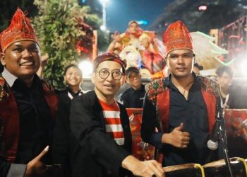 Menteri Kebudayaan Fadli Zon bersama para penampil yang ada di kendaraan hias "ReGo:Culture for Future" pada karnaval kemerdekaan merayakan HUT ke-80 RI di Jakarta,Minggu (17/8/2025). (ANTARA/HO-Kementerian Kebudayaan)