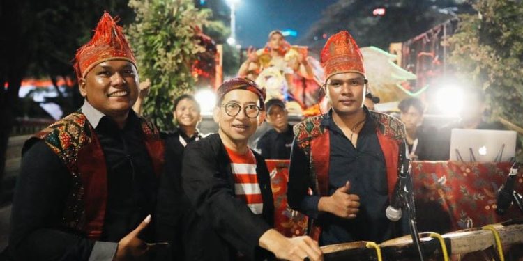 Menteri Kebudayaan Fadli Zon bersama para penampil yang ada di kendaraan hias "ReGo:Culture for Future" pada karnaval kemerdekaan merayakan HUT ke-80 RI di Jakarta,Minggu (17/8/2025). (ANTARA/HO-Kementerian Kebudayaan)
