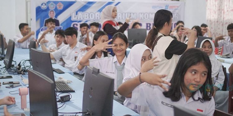 PT Pertamina Patra Niaga Sulawesi melalui Integrated Terminal (IT) Bitung berkolaborasi dengan Komunitas Tuli Peduli Bitung (KALEB) menghadirkan kegiatan edukatif bertajuk “KALEB GOES TO SCHOOL” dengan tema “Kenal Isyarat, Dunia Lebih Dekat.”