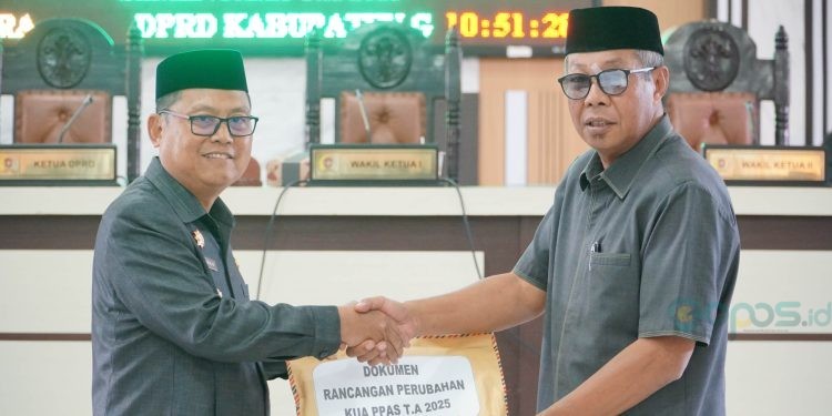 Bupati Thariq Modanggu menyerahkan dokumen rancangan perubahan KUA PPAS T.A 2025 (5/8/2025)
(Gusti/gopos)