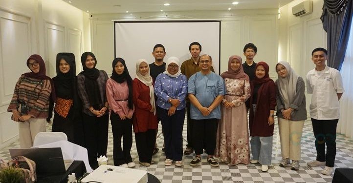 Tim Pengabdian Kemitraan Masyarakat (PKM) dari Universitas Negeri Gorontalo (UNG) beserta mitra-mitra pengabdian lainnya menggelar focus group discussion (FGD) terkait pengerjaan film documenter, Minggu (10/8/2025) (foto/istimewa)