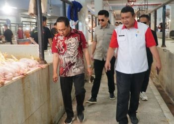 Ketua Komisi II Dekot, Herman Haluti, Kadis Disperindag Kota Gorontalo, Haryono Suronoto serta Alan Lahay Anggota Komisi II Dekot saat meninjau pasar sentral (Rabu/27/8/2025) (Humas/Dekot)