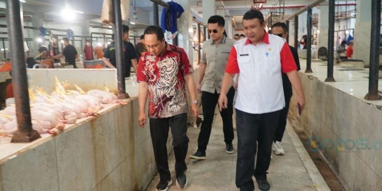 Ketua Komisi II Dekot, Herman Haluti, Kadis Disperindag Kota Gorontalo, Haryono Suronoto serta Alan Lahay Anggota Komisi II Dekot saat meninjau pasar sentral (Rabu/27/8/2025) (Humas/Dekot)
