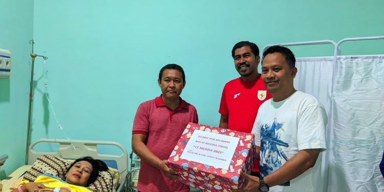 Proses penyerahan bingkisan oleh Direktur RSUD Ainun Habibie, dr. Fitriyanto Rajak kepada orang tua dari bayi yang lahir tepat pada tanggal 17 Agustus. (Foto: Abin/Gopos)