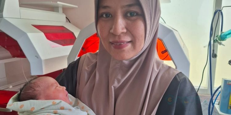 Agustina Pakaya bersama putranya yang lahir bertepatan dengan hari kemerdekaan RI.