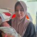 Agustina Pakaya bersama putranya yang lahir bertepatan dengan hari kemerdekaan RI.