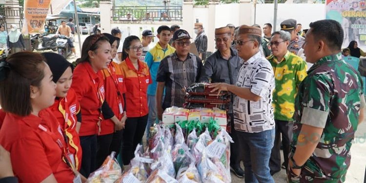 Bupati Gorontalo Utara, Thariq Modanggu, didampingi Sekretaris Daerah, para Asisten dan jajaran Forkopimda hadir dalam Gerakan Pangan Murah di Kecamatan Kwandang, (30/8/2025) (Larso/Humas)