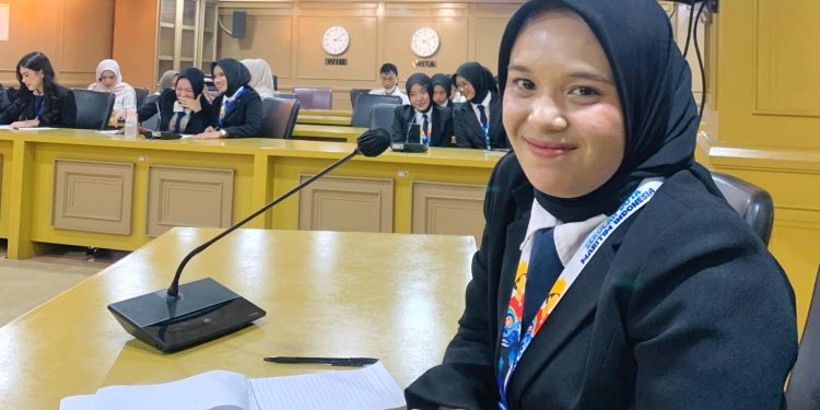 Rahayu Kaino, Finalis Duta Maritim Indonesia asal Bone Pesisir, saat bertemu Wakil Ketua DPD RI Tamsil Linrung untuk menyampaikan aspirasi masyarakat pesisir, Kamis (14/8/2025). (Foto.istimewa)