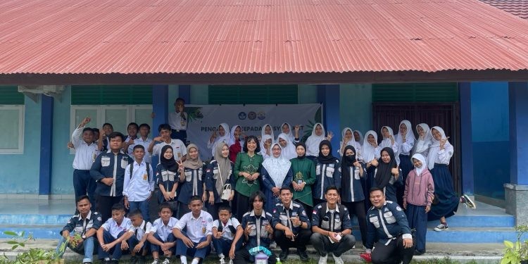 Foto Mahasiswa KKLP UNBITA bersama dengan Siswa SMPN 1 Bulango Selatan