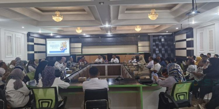 PKL di kawasan Tower Pakaya saat mengikuti sosialisas Kawasan Halal, Aman dan Sehat (Khas).