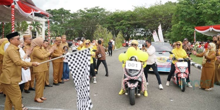 Bupati Gorontalo Utara, Thariq Modanggu, didampingi Wakil Bupati Gorontalo Utara, Nurjanah Yusuf, melepas rombongan karnaval kendaraan hias rangkaian peringatan HUT 80 RI tingkat Gorontalo Utara.