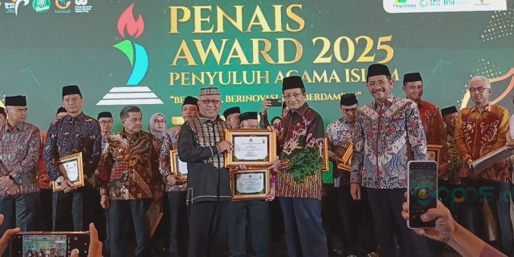 Bupati Gorontalo, Sofyan Puhi, menerima penghargaan dari Kemenag RI