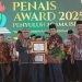 Bupati Gorontalo, Sofyan Puhi, menerima penghargaan dari Kemenag RI