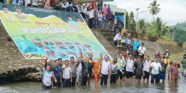 Bupati dan Wakil Bupati Gorontalo Utara, jajaran Forkopimda serta Tokoh Masyarakat dalam kegiatan Budaya Ritual Mandi Safar di Desa Buata, Kecamatan Atinggola, (20/8/2025) (Larso/Humas)