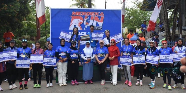 Penyerahan hadiah bagi para finisher 11-20 dalam lomba lari Merdeka Run 8K di Limboto, Kabupaten Gorontalo