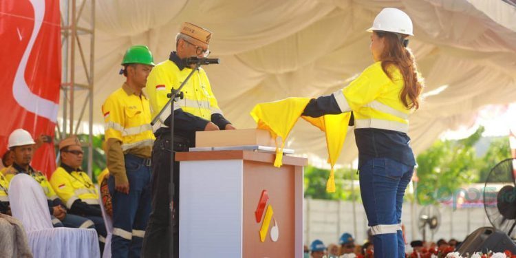 Pimpinan PGP saat memberikan bendera merah putih kepada pembawa baki baki Upacara HUT Ri ke 80, berlangsung di titik 0 PGP, Minggu (17/08/2025) (Istimewa)