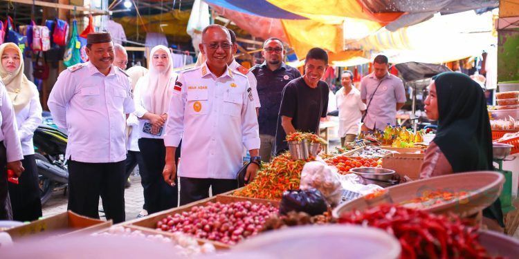 Wakil Bupati Pohuwato, Iwan Adam, pantau langsung harga dan stok pangan di Pasar tradisional Marisa, Rabu (06/08/2025) (Abdul Razak Prokopim Pohuwato)