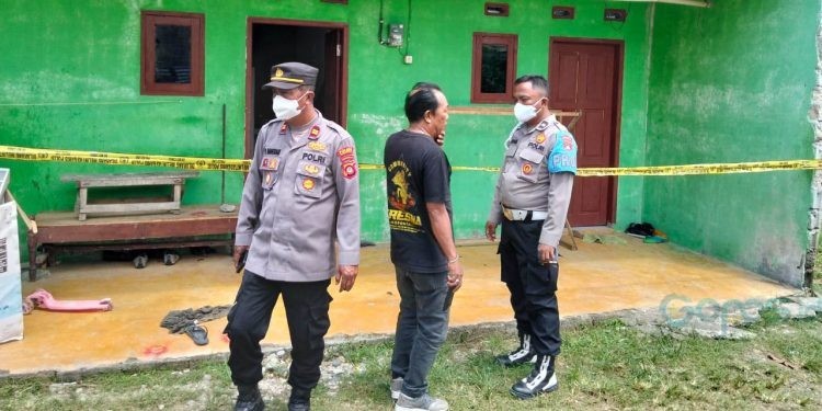 Polisi melakukan olah Tempat Kejadian Perkara (TKP) lokasii ditemukannya seroang pria paruh baya yang tewas di dalam kamar kost