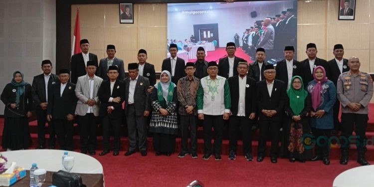 Pengukuhan pengurus MUI Provinsi Gorontalo oleh Ketua MUI Prof Amany Lubis di Auditorium Rektorat IAIN Sultan Amai Gorontalo, Sabtu (23/8/2025)