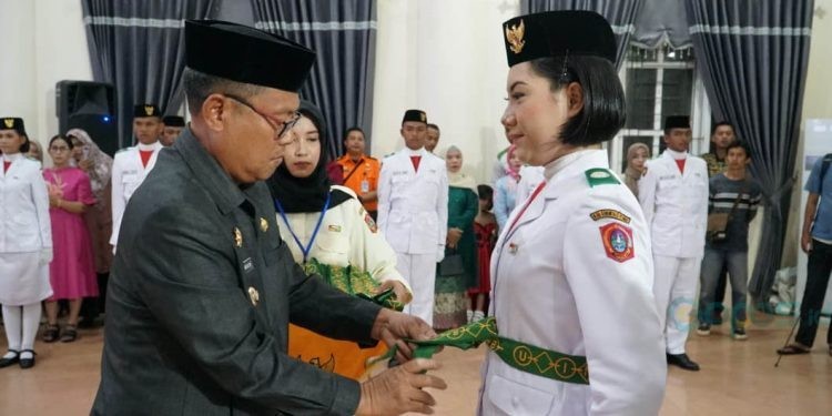 Bupati Gorontalo Utara, Thariq Modanggu, mengukuhkan 28 petugas Paskibraka tingkat Gorontalo Utara