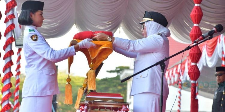 Wakil Bupati Gorontalo Utara, Nurjana Hasan Yusuf saat menjadi Inspektur Upacara penurunan bendera, dalam peringatan HUT Proklamasi Kemerdekaan RI ke-80. (17/8/2025). (Rocky/Humas)