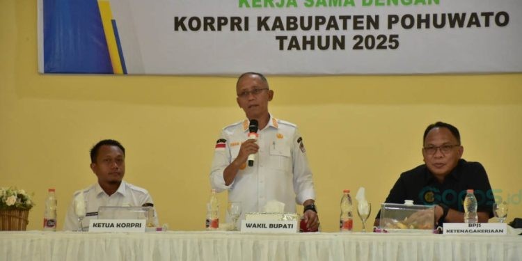 Wakil Bupati Pohuwato, Iwan Adam, memberikan sambutan sosialisasi pemanfaatan kepesertaan keanggotaan BPJS ketenagakerjaan, berlangsung di kantor Bupati Pohuwato, Rabu (06/08/2025) (Iwan Karim Prokopim Pohuwato)