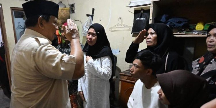 Presiden RI Prabowo Subianto menyambangi rumah duka keluarga pengemudi ojek online Affan Kurniawan di Jalan Tayu, Menteng, Jakarta Pusat, Jumat (29/8/2025) malam. ANTARA/HO-Biro Pers Sekretariat Presiden