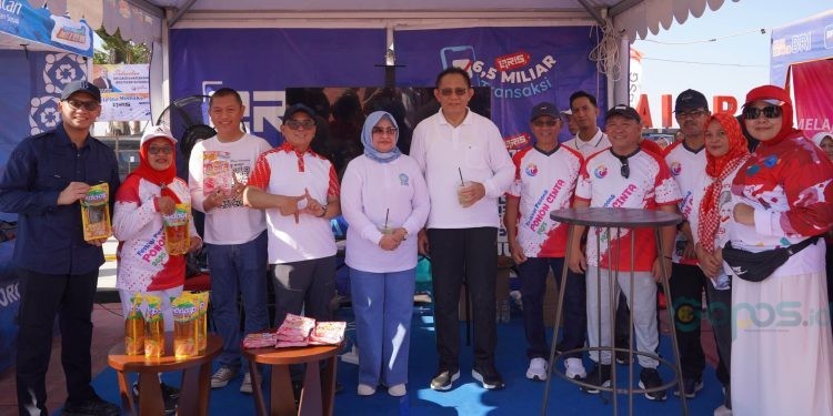 Gubernur Gorontalo, Gusnar Ismail, bersama Kepala Perwakilan BI Gorontalo, Bambang Setya Permana, meninjau booth UMKM pada pelaksanaan FPPC 2025