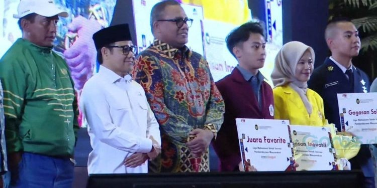 Rektor UNG, Eduart Wolok bersama Menteri Koordinator Bidang Pemberdayaan Masyarakat Muhaimin Iskandar serta Mahasiswa yang berhasil meraih juara