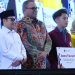 Rektor UNG, Eduart Wolok bersama Menteri Koordinator Bidang Pemberdayaan Masyarakat Muhaimin Iskandar serta Mahasiswa yang berhasil meraih juara