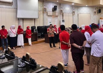 Sekwan Kota Gorontalo, N.R Monoarfa, memberikan pembinaan bagi ASN di lingkungan DPRD Kota Gorontalo.