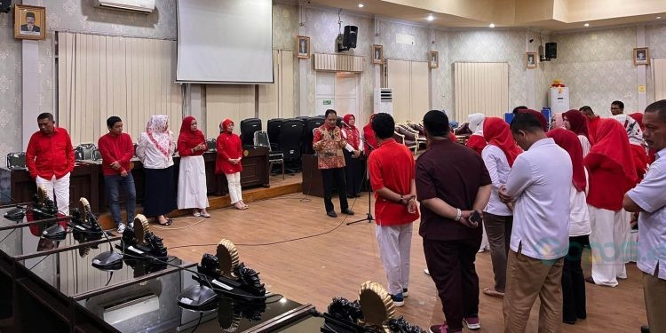 Sekwan Kota Gorontalo, N.R Monoarfa, memberikan pembinaan bagi ASN di lingkungan DPRD Kota Gorontalo.