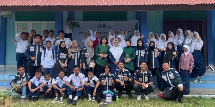 Mahasiswa KKLP UNBITA bersama dengan Siswa SMPN 1 Bulango Selatan