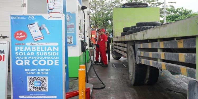 Ilustrasi pengisian BBM di salah satu SPBU milik Pertamina