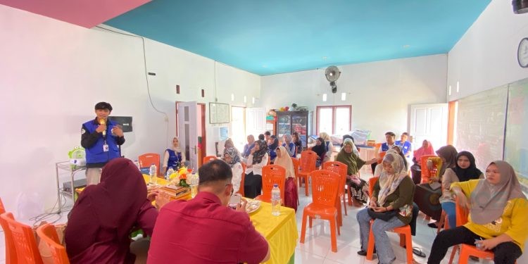 Mahasiswa KKN Tematik Infrastruktur Universitas Negeri Gorontalo melaksanakan Focus Group Discussionyang bertempat di Kantor Desa Toto Selatan, Kecamatan Kabila, Rabu (20/8/2025). (F.Istimewa)