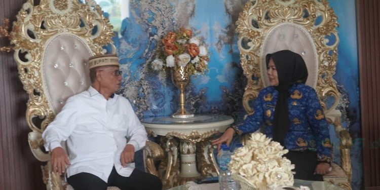 Wakil Gubernur Gorontalo, Idah Syahidah Rusli Habibie melakukan kunjungan silaturahmi di Kabupaten Bone Bolango. Kunjungan ini diterima langsung oleh Bupati Ismet Mile di Rumah Dinas Bandayo Bupati, Rabu (27/6/2025). (Foto Indra/Gopos)