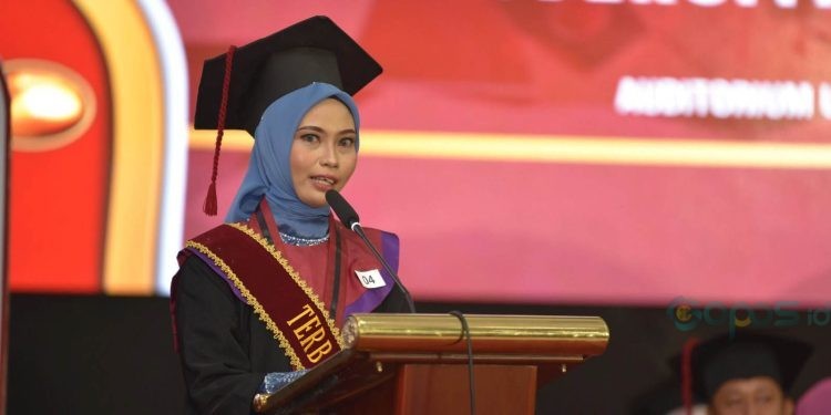 Nurlia Herman saat menyampaikan pidato wisuda di Auditorium UNG