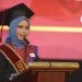 Nurlia Herman saat menyampaikan pidato wisuda di Auditorium UNG