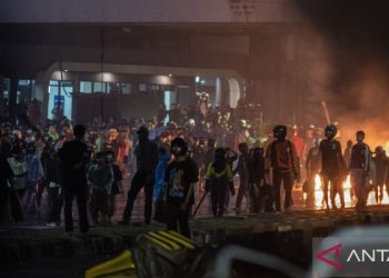 Para demonstran berunjuk rasa di depan Markas Brigade Mobil (Brimob) di Jakarta Pusat pada Jumat, 29 Agustus 2025.