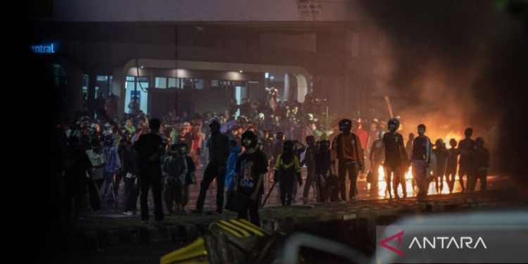 Para demonstran berunjuk rasa di depan Markas Brigade Mobil (Brimob) di Jakarta Pusat pada Jumat, 29 Agustus 2025.