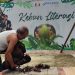 Sutejo mengangkat bonggol uwi, saat panen di kebunnya di Ponorogo, Jawa Timur, beberapa waktu lalu. ANTARA/Masuki M. Astro.